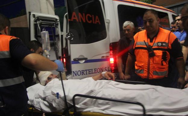 Imagen principal - Padilla durante la cogida y mientras era trasladado por los servicios sanitarios.