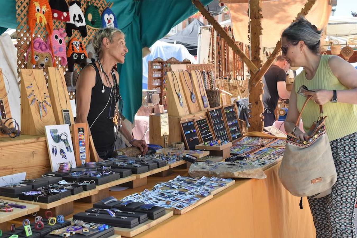 Fotos: La Feria de Artesanía llena Aguilar de arte
