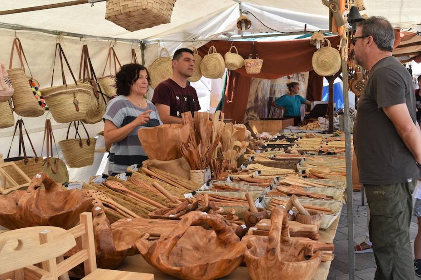 Fotos: La Feria de Artesanía llena Aguilar de arte