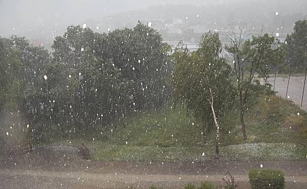 Imagen principal - Una tromba de granizo anega varias calles de Guardo