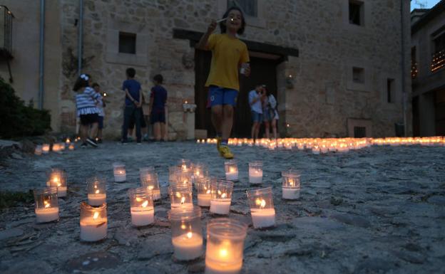 meditación Agotar detalles La villa medieval de Pedraza resplandece bajo la luz de 27.500 velas | El  Norte de Castilla