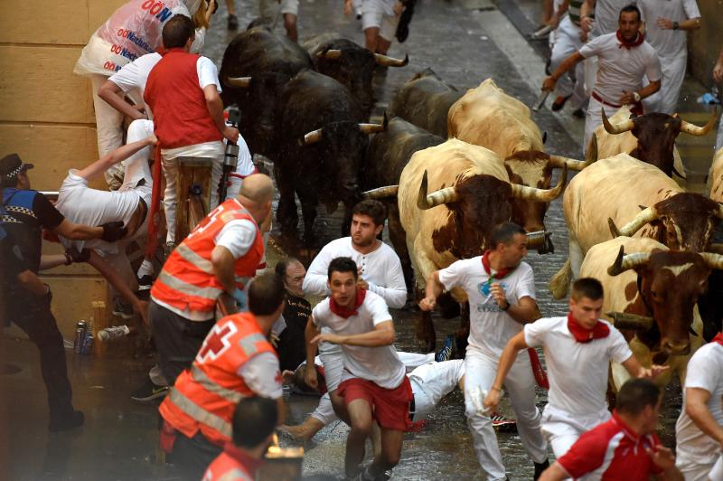 El encierro ha sido bastante limpio con algunos heridos por contusiones y los astados casi no se han resbalado pese a la lluvia intensa en las calles de Pamplona