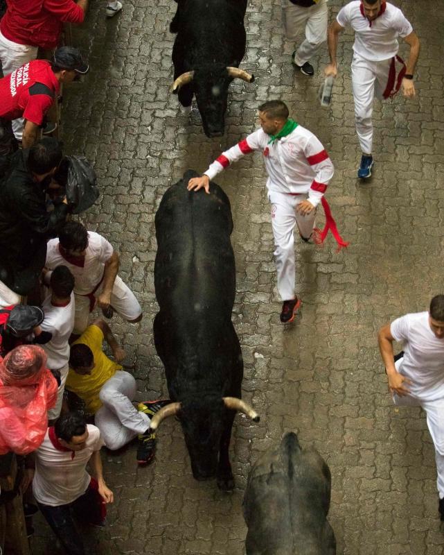 El encierro ha sido bastante limpio con algunos heridos por contusiones y los astados casi no se han resbalado pese a la lluvia intensa en las calles de Pamplona