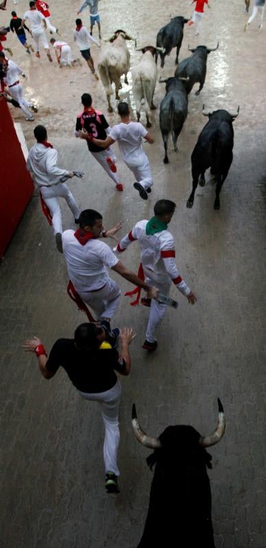 El encierro ha sido bastante limpio con algunos heridos por contusiones y los astados casi no se han resbalado pese a la lluvia intensa en las calles de Pamplona