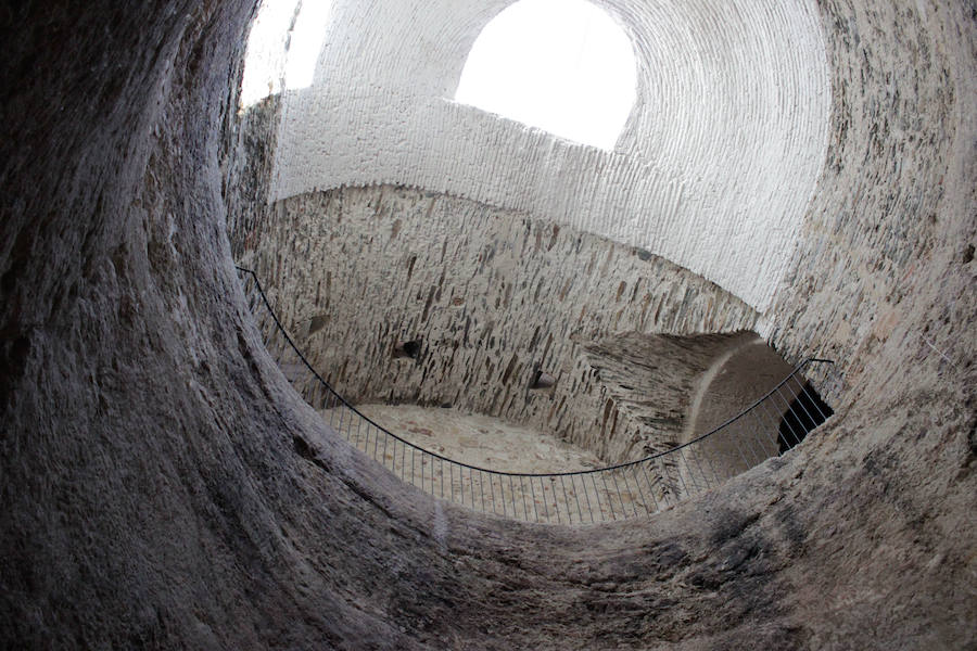 Las visitas guiadas al enigmático pozo permiten a los turistas adentrarse en sus profundos túneles para viajar en el tiempo