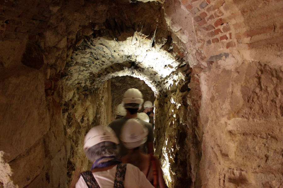 Las visitas guiadas al enigmático pozo permiten a los turistas adentrarse en sus profundos túneles para viajar en el tiempo