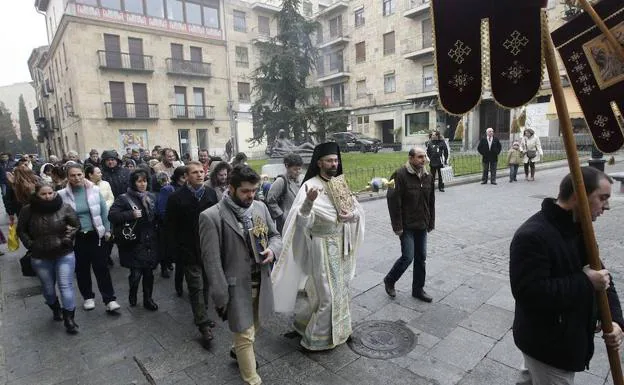 Imagen de archivo de una procesión de los miembros de la iglesia Ortodoxa Rumana de Salamanca. 