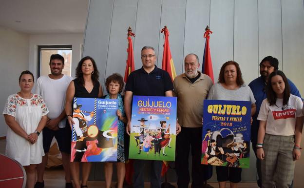 El alcalde y Myly Díaz posan con los carteles premiados por los miembros del jurado. 