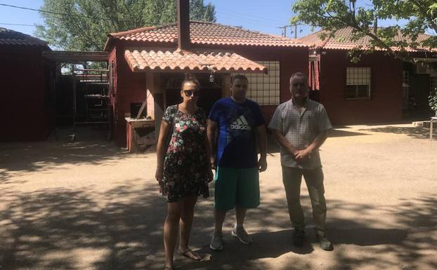 Azahara Martín, Javier Pastor y Joaquín Pellicer, ayer en el camping. 