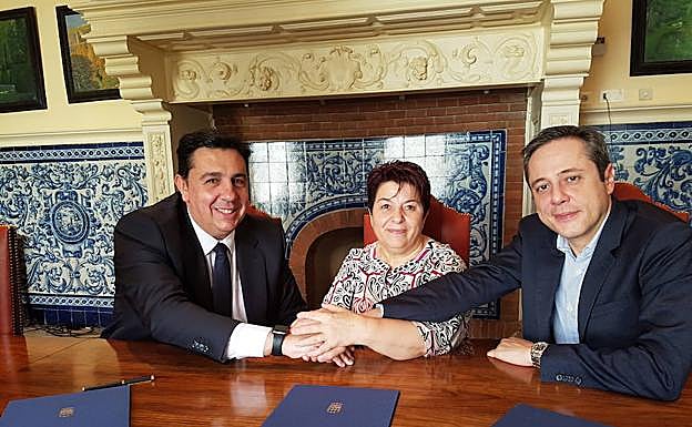 Juan Carlos Morán (i), Clara Luquero y José Bayón, tras la firma del acuerdo.