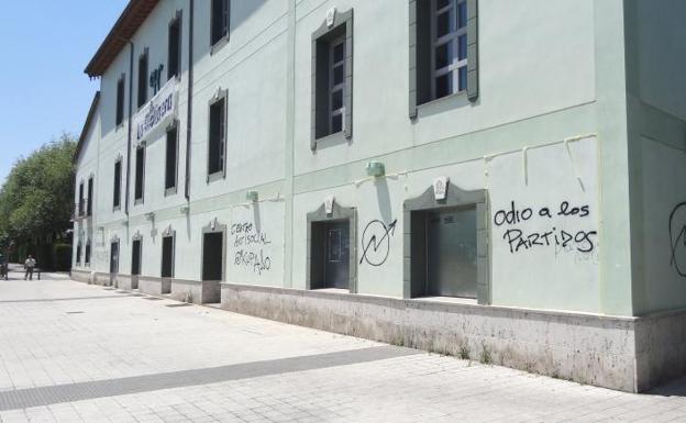 Pintadas en el edificio del antiguo hotel Marqués de la Ensenada. 