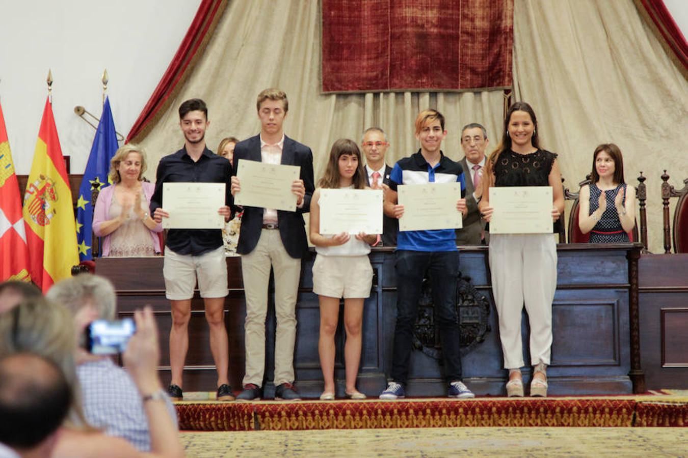 Fotos: La USAL entrega los premios a las 100 mejores notas de la EBAU