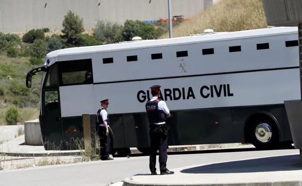 Los últimos presos del «procés» parten hacia Zaragoza antes de llegar a Cataluña