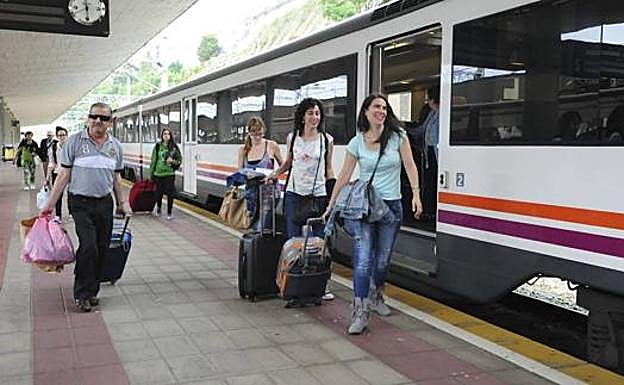 Pasajeros de uno de los 'trenes playeros' que fleta Renfe.