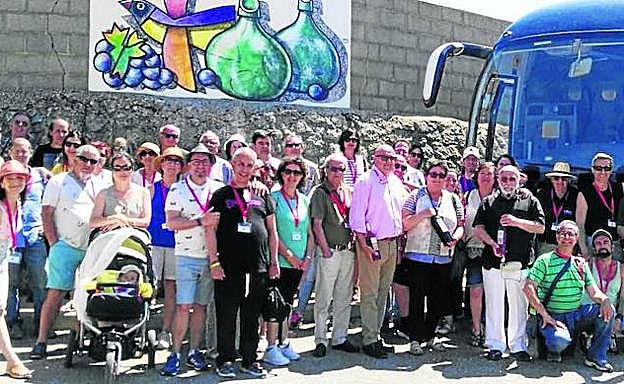 Los participantes en la ruta posan tras la visita a la bodega, en cuyas paredes se encuentran obras del artista Manuel Sierra.