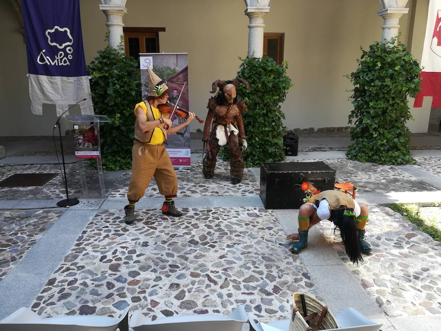 Un grupo artístico ha amenizado la presentación del Mercado Medieval de Ávila. 