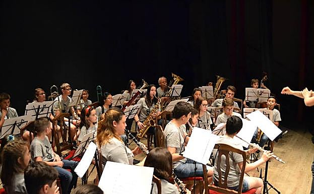 La joven orquesta en uno de sus encuentros. 