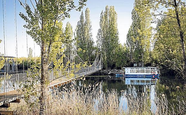 El Marqués de la Ensenada navega por el Canal de Castilla cerca de Herrera de Pisuerga.