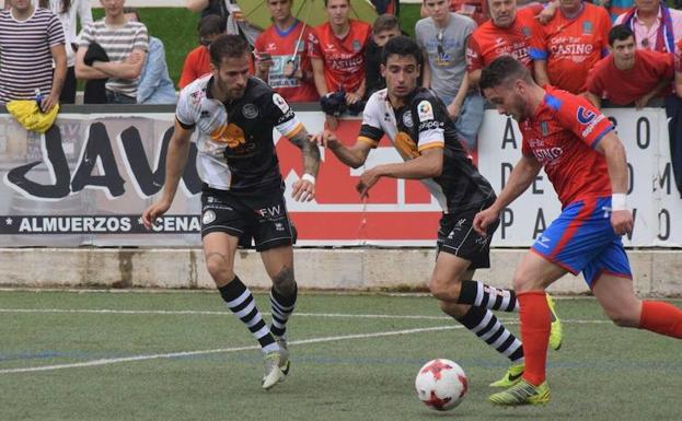 Dos futbolistas del Unionistas de Salamanca, que estrena categoría, durante uno de los encuentros de 'play-off'.