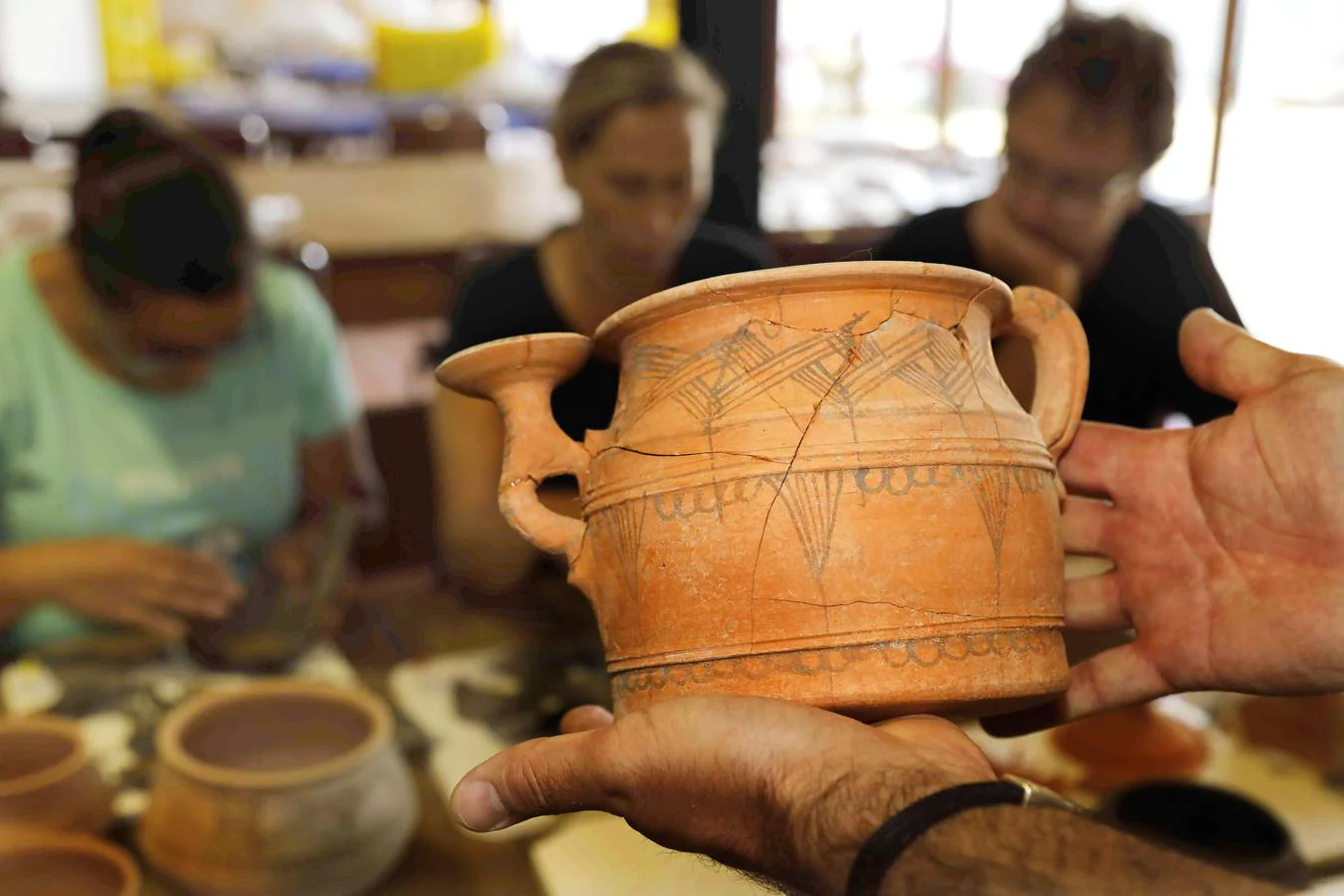 La campaña de verano en el yacimiento arqueológico de la localidad vallisoletana de Padilla de Duero ha deparado el descubrimiento de cuatro tumbas del siglo II antes de Cristo en la necrópolis vacceo romana de Las Ruedas