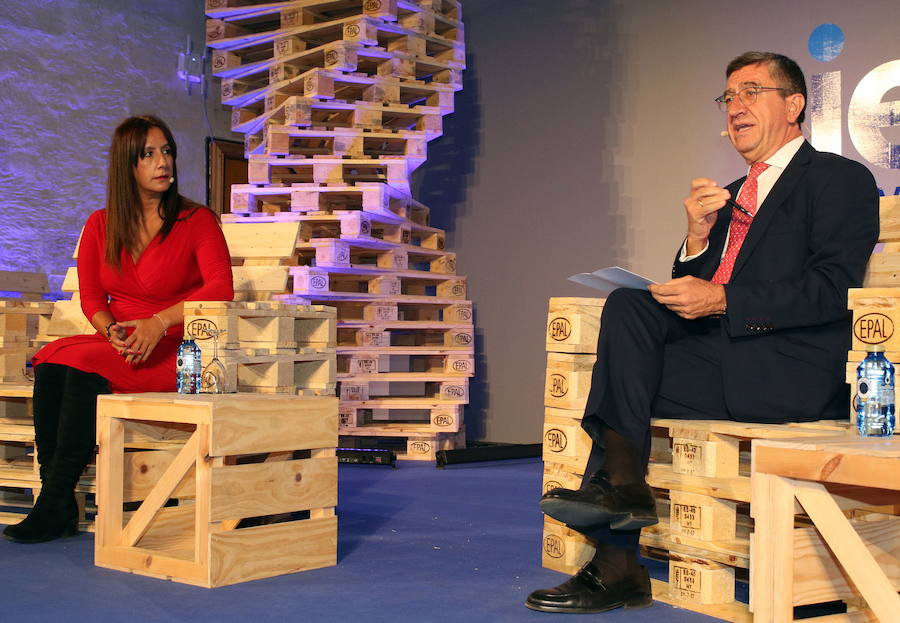 Dolores Redondo conversa con el periodista Antonio San José en el XII Hay Festival. 