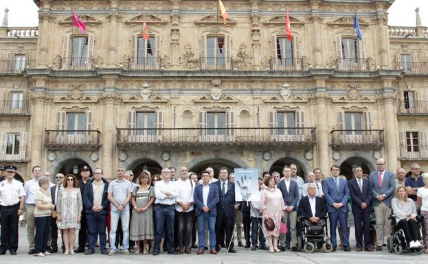 Representantes institucionales y cargos públicos participantes en la concentración. 