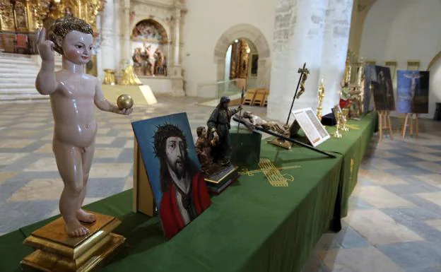 Lote de obras de arte recuperadas por la Guardia Civil, expuestas en el Convento Museo de San Francisco de Rioseco.