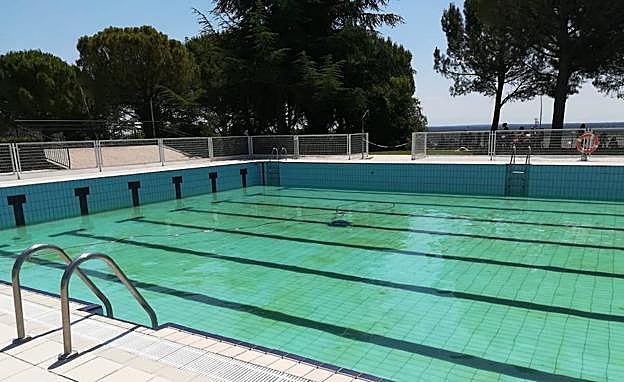 Aspecto que presentaba el vaso grande la piscina de la localidad durante el llenado. 