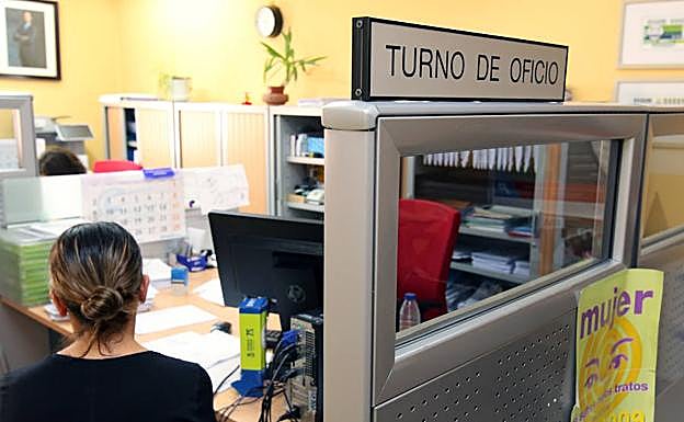 Una joven consulta sobre el turno de oficio en el Colegio de Abogados de Segovia. 
