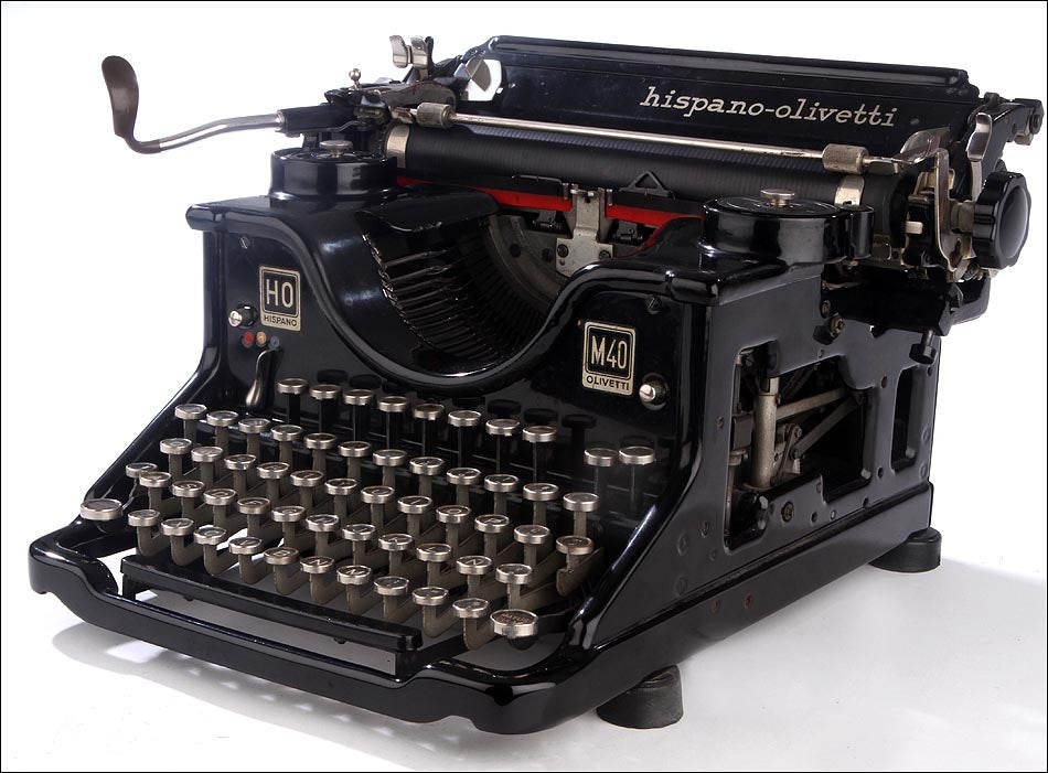 La máquina de escribir. Mecánica, electromecánica o electrónica. Dejó de existir con la llegada de los ordenadores. Hoy solo se usa en algunos hogares como ornamentación.