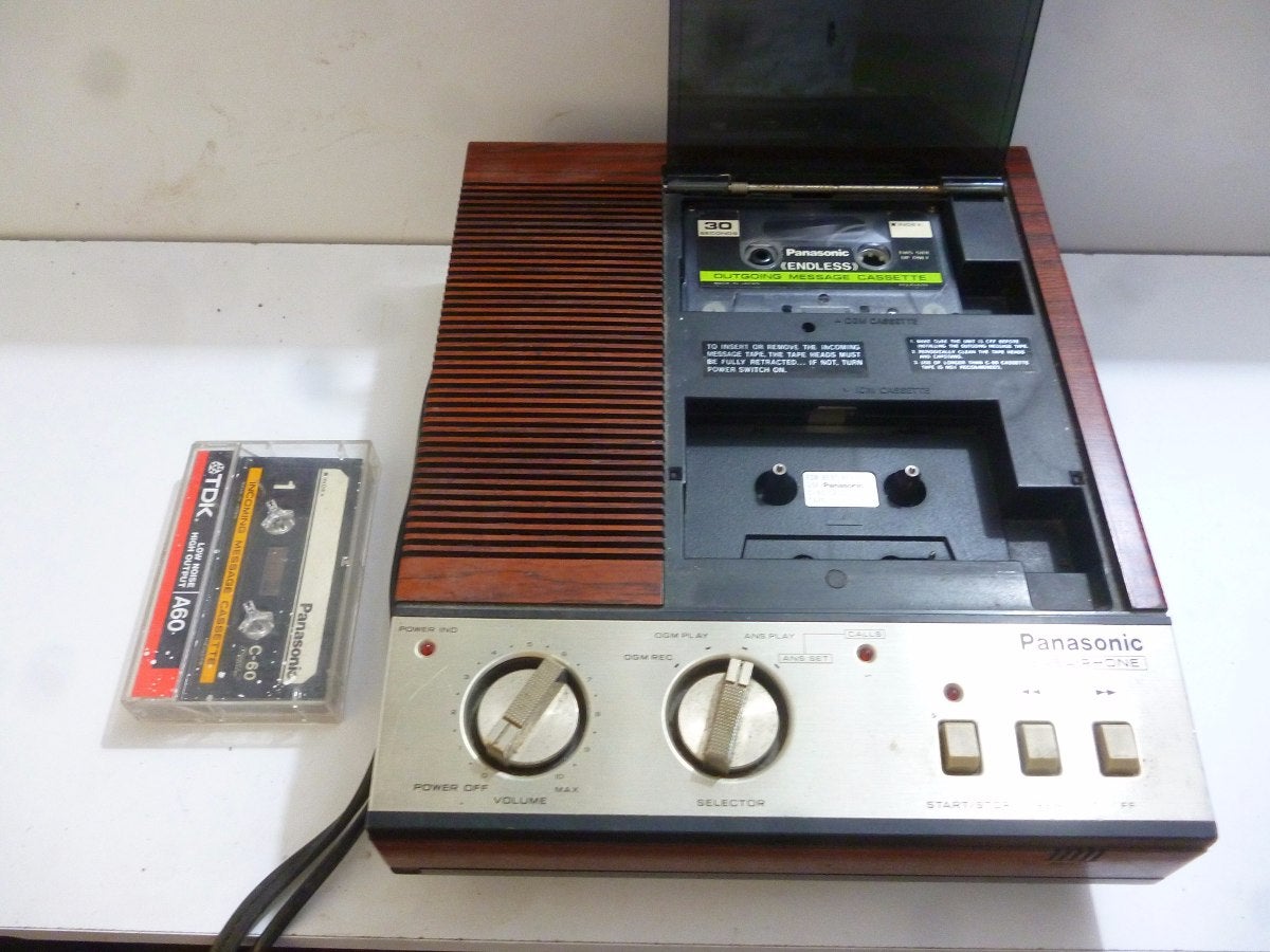 El contestador automático: El dispositivo fue creado en 1935 como un grabador de conversaciones. Estaba instalado en la propiedad del cliente, al lado o incorporado a su teléfono. Los primeros contestadores usaban tecnología de cinta magnética.