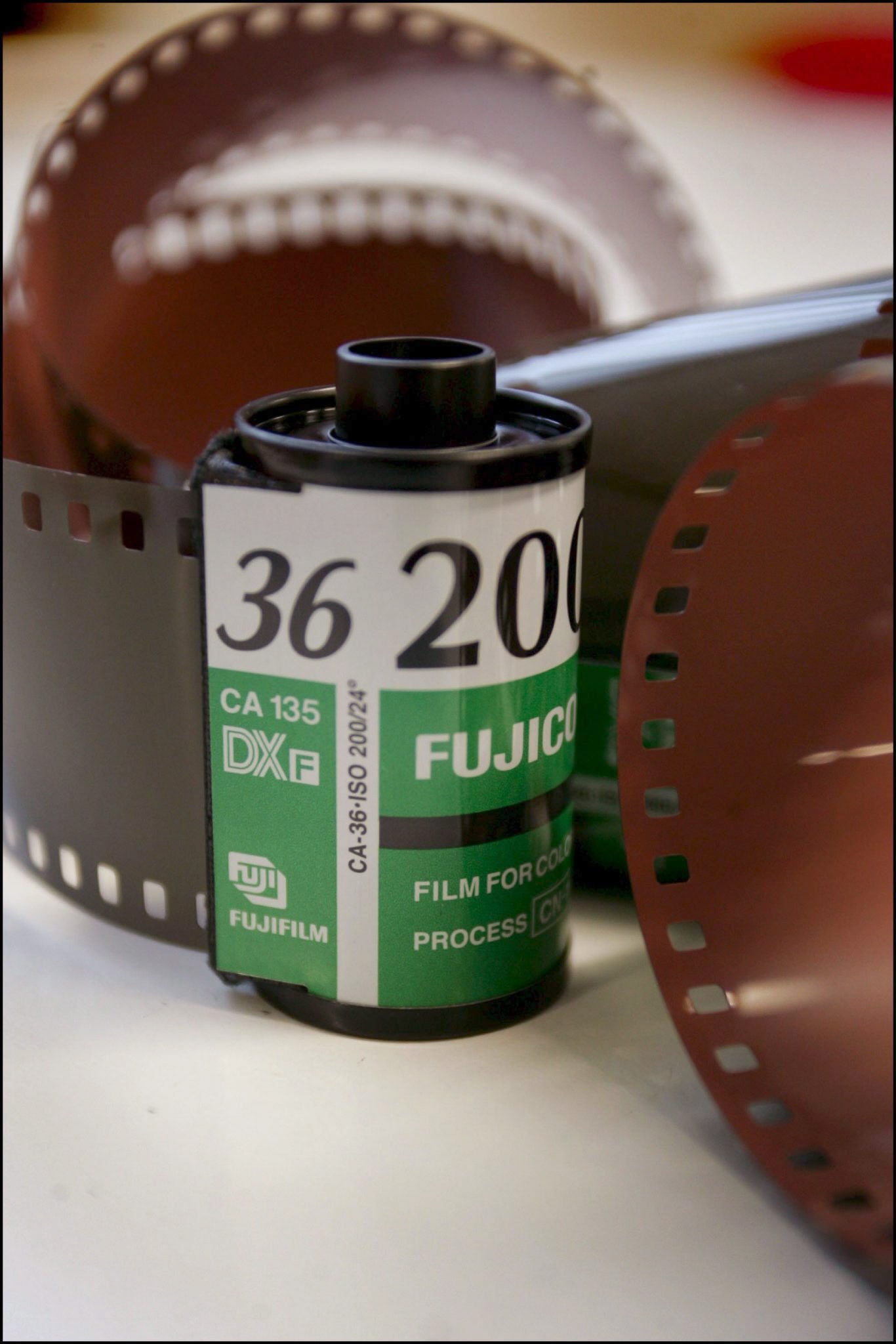 El carrete de fotos. Antes de la era digital, las fotografías que sacábamos con las cámaras analógicas sólo podían verse después de revelar el carrete de fotos.