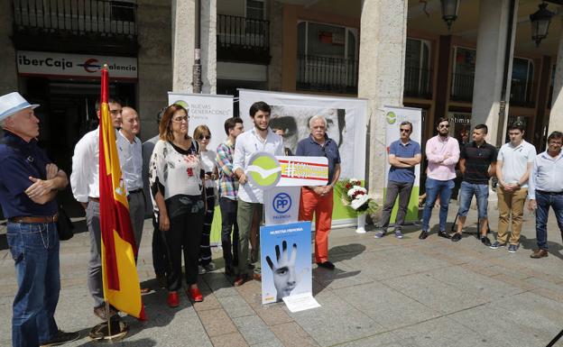 El presidente de NNGG de Palencia, Rodrigo Mediavilla, junto a la Presidenta de la Diputación Ángeles Armisén. 