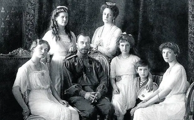 Olga, María, Nicolás II, la zarina Alejandra, Anastasia, Alekséi, y Tatiana en un retrato de la familia imperial rusa. 