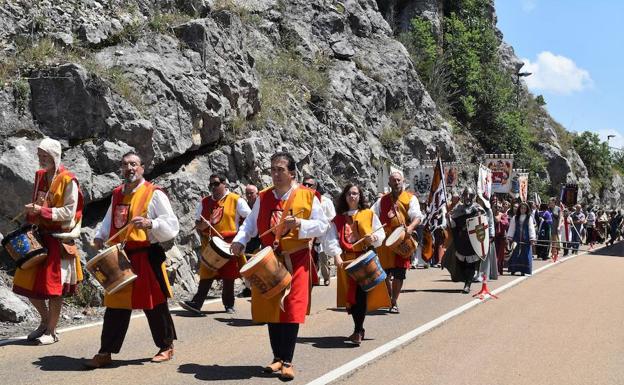 La comitiva, por la carretera de Cervera.