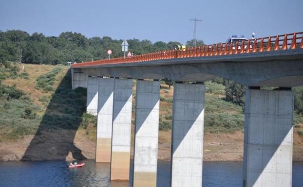 Agentes de la Guardia Civil, sobre el puente que salva las aguas del Águeda en la zona de la presa salmantina de Irueña.