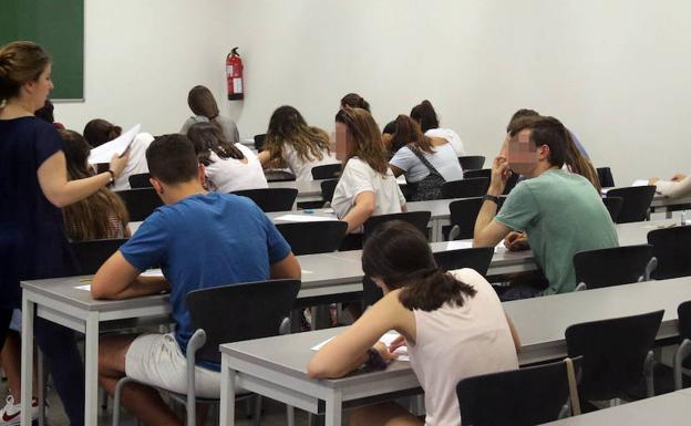 Alumnos segovianos se someten a la EBAU en el campus María Zambrano. 
