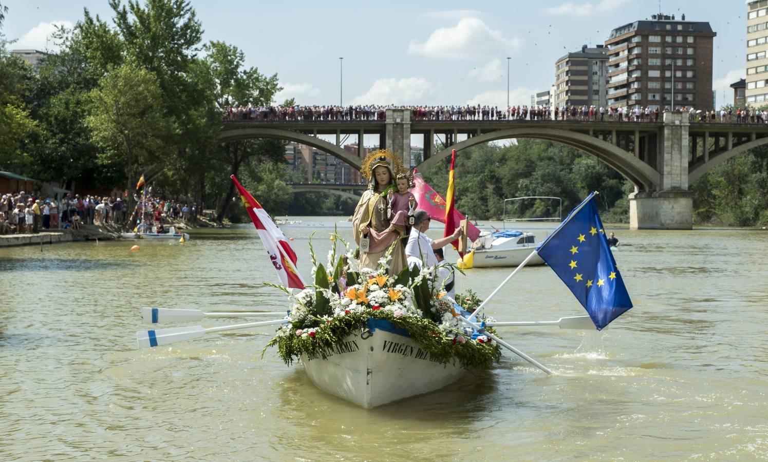 Fotos: Paseo fluvial de la Virgen del Carmen por el río Pisuerga