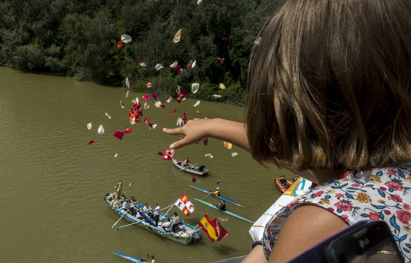 Fotos: Paseo fluvial de la Virgen del Carmen por el río Pisuerga