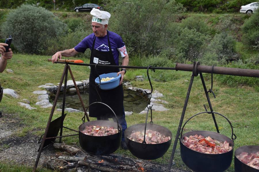 Preparación de la caldereta, en la campa de Puente Agudín. 