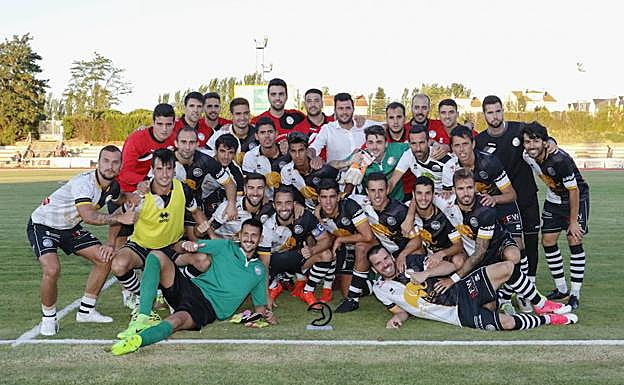 Los jugadores de Unionistas posan con el Memorial UDS tras su victoria el año pasado.