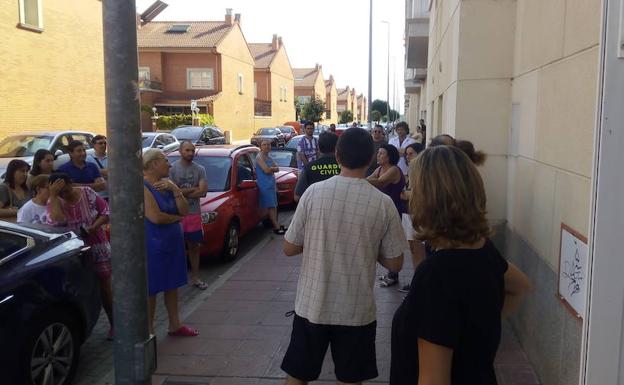 Un grupo de vecinos de la calle Esla explican a un agente las desavenencias con el inquilino.