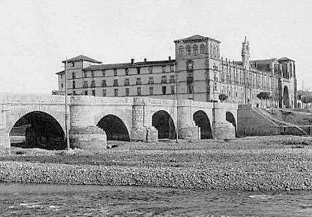 Imagen del campo de concentración de San Marcos, en León, actual Parador de Turismo. San Marcos no era ni mucho menos el único centro de retención de la capital, por lo menos en capacidad. Sí que es cierto que pasaron muchos presos por allí (las cifras no oficiales ni demostradas hablan de entre seis mil y quince mil personas), pero porque este campo de concentración «servía principalmente, tras los primeros y terroríficos meses de la guerra entre paseos y fusilamientos, para clasificar a los detenidos y enviarlos a otros lugares».