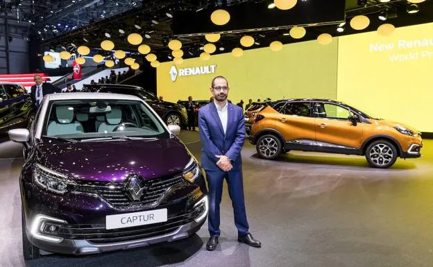 El director comercial del grupo Renault, Thierry Koskas junto al Captur fabricado en Valladolid en el Salón del Automóvil de Ginebra (Suiza) en 2017. 