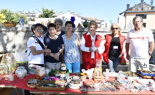 Participantes en el rastrillo de Cruz Roja en El Espinar este fin de semana.