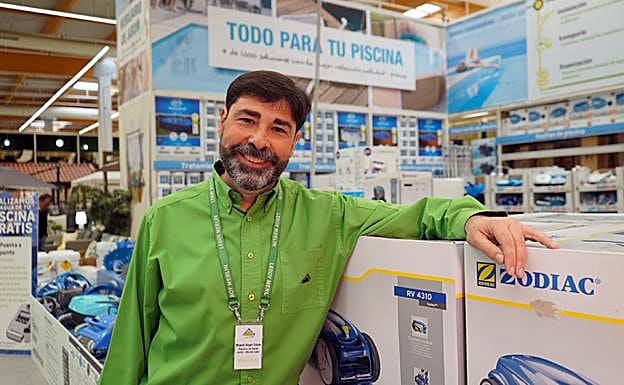 Miguel Ángel Salas, vendedor de jardín especialista en piscinas en leroy Merlin Valladolid 