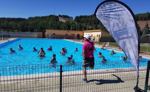 Grupo de personas realizando actividades en una de las piscinas de la provincia. 