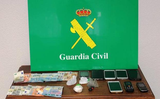 La Guardia Civil de Arévalo detiene a tres personas por delito de tráfico de drogas. 