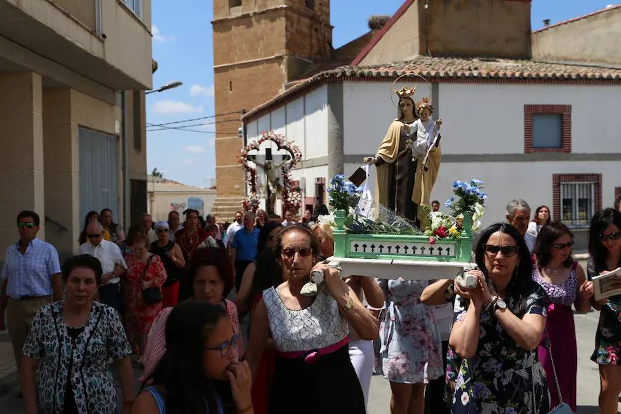 Los vecinos honraron a la Virgen del Carmen y al Cristo de la Esperanza en el día de su festividad