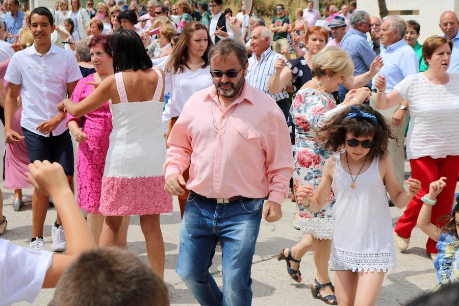 Fotos: Cevico Navero danza a la Virgen del Carmen